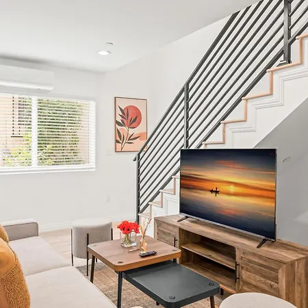 Modern Home Near Pasadena Garage & Full Kitchen